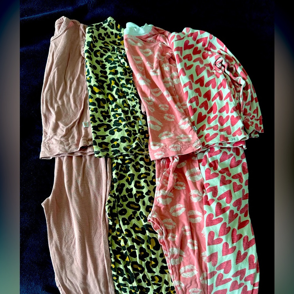 4 Pairs of 2T sleepers, pajamas, Posh Peanut, Gap and Little Sleepies - Picture 1 of 15